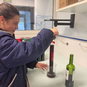 Pauline, en pleine vérification au laboratoire, densité du vin.