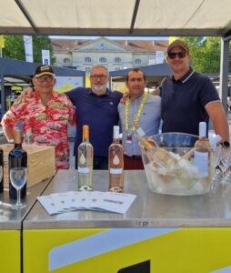 Patrice Bodin, accompagné se son équipe lors du passage du tour de France à Libourne 