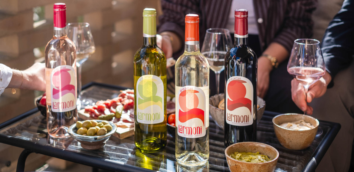 Gamme Larmoni IGP Atlantique : Rouge, Rosé, Blanc Sec et Blanc Moelleux sur table d’apéritif