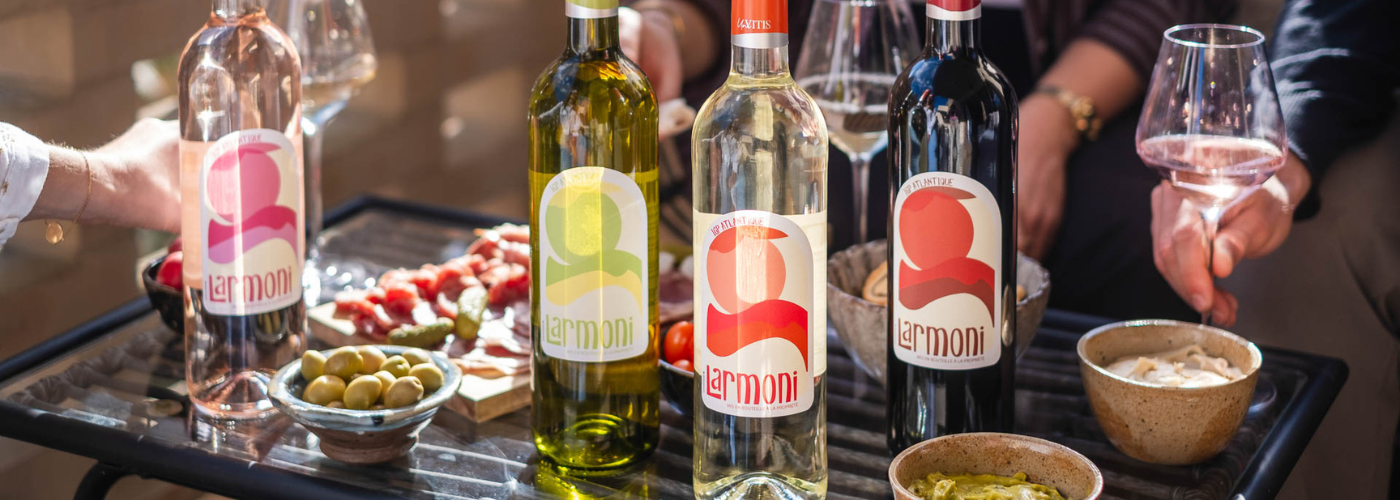 Gamme Larmoni IGP Atlantique – Rouge, Rosé, Blanc Sec et Blanc Moelleux sur table d’apéritif