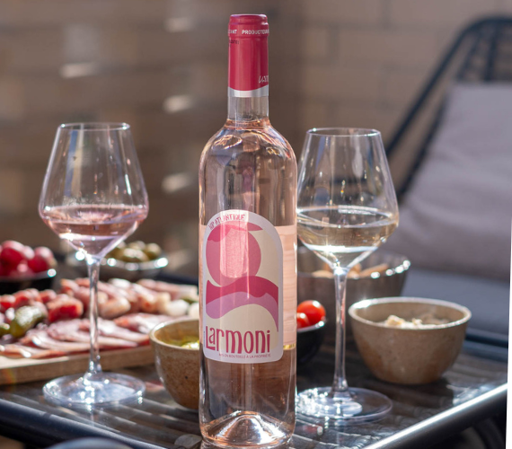 Larmoni Rosé IGP Atlantique avec planche apéritive sur table