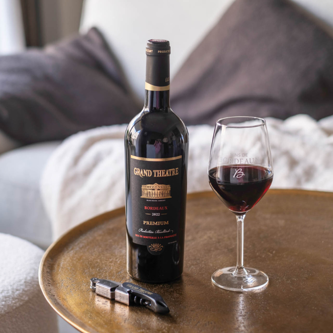 Grand Théâtre Premium Bordeaux rouge avec verre de vin dans un salon élégant