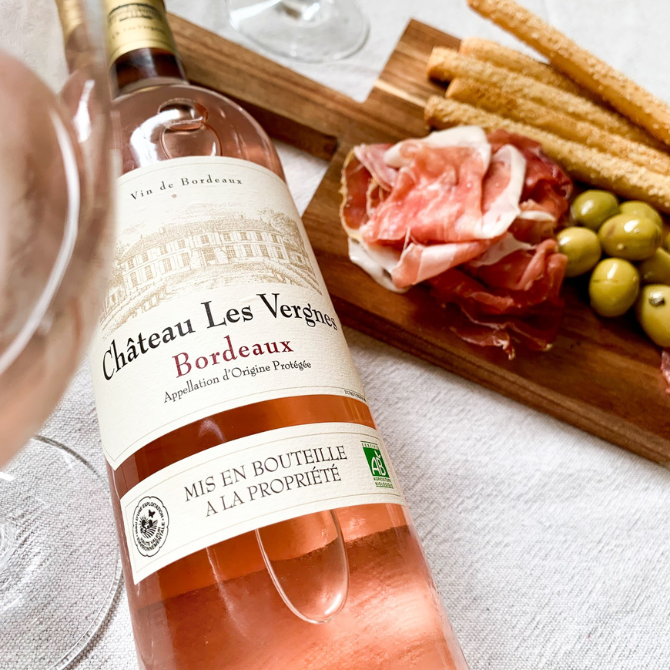 Château Les Vergnes Rosé Bio AOP Bordeaux sur table avec planche de charcuterie