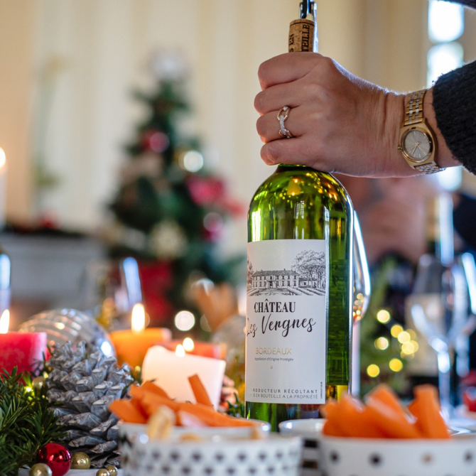 Château Les Vergnes Blanc AOP Bordeaux ouvert sur table d’apéritif de Noël