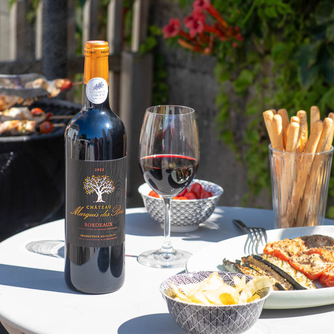 Château Marquis des Bois AOP Bordeaux sur table avec barbecue
