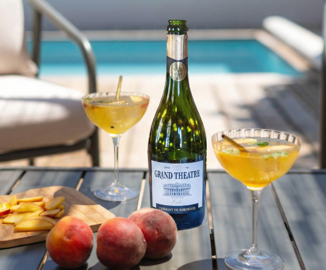 Cocktail à base de vin blanc pétillant et de pêche façon Unillini