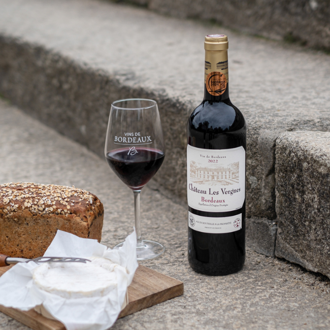 hâteau Les Vergnes Rouge AOP Bordeaux sur les marches du château avec fromage