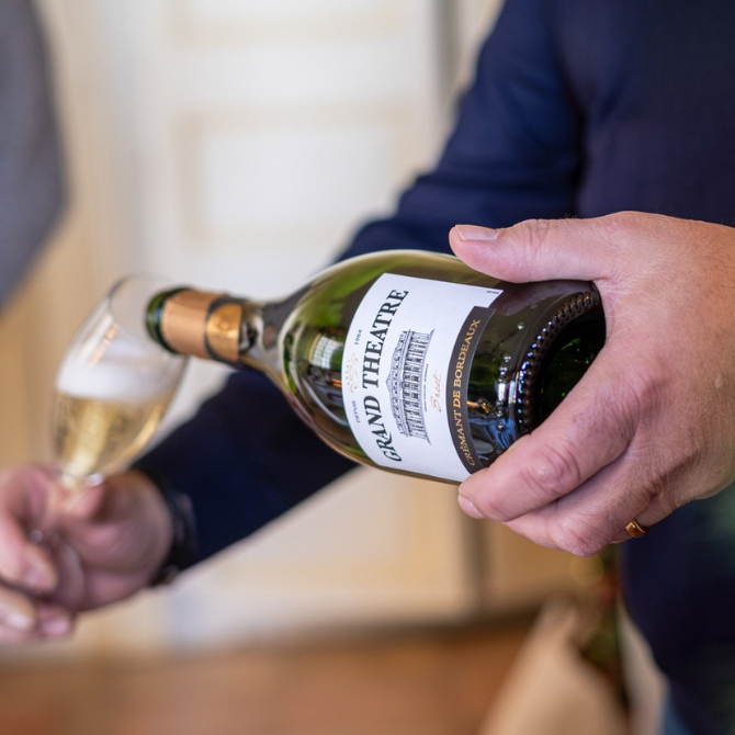 Grand Théâtre Crémant de Bordeaux Blanc Brut servi dans une flûte