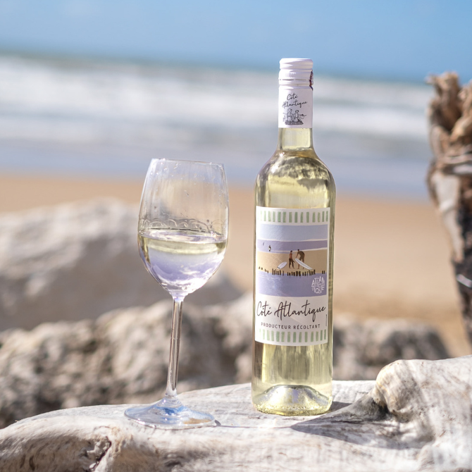 Côté Atlantique Blanc sur la plage face à l’océan Atlantique