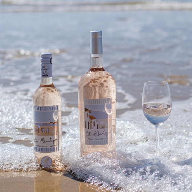 Magnum Côté Atlantique Rosé sur la plage au bord de l’océan