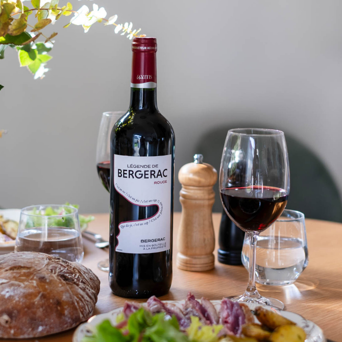 Légende de Bergerac Rouge AOP Bergerac sur table avec magret de canard et pommes de terre Sarladaises