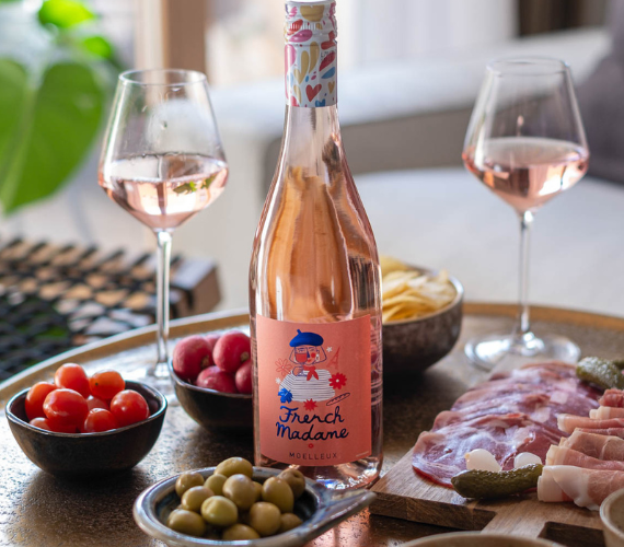 Bouteille French Madame rosé moelleux sur table d'apéritif