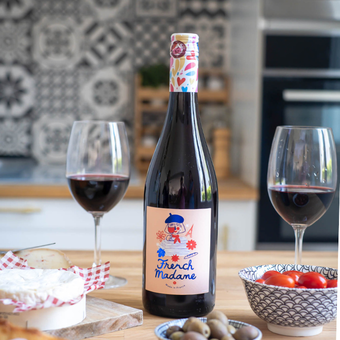 French Madame Rouge IGP Atlantique sur plan de travail dans la cuisine lors d’un apéritif improvisé