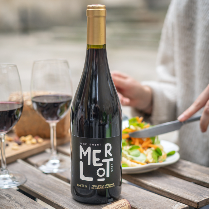 Simplement Merlot vin rouge sur table de repas