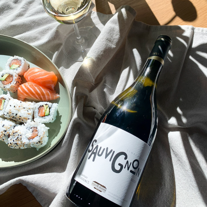 Bouteille de Simplement Sauvignon avec un verre de vin blanc accompagnant des sushis