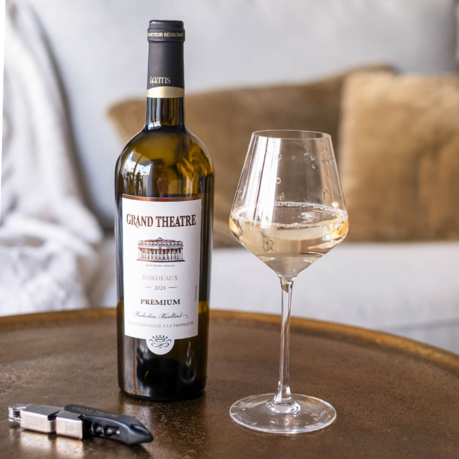 Grand Théâtre Premium Blanc avec verre de vin dans un salon élégant