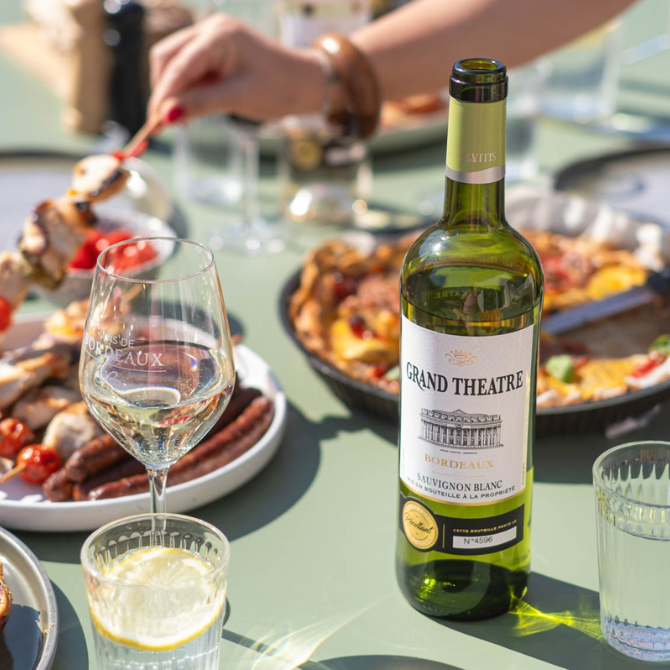 Bouteille de Grand Théâtre Bordeaux blanc avec salades composées, grillades et légumes grillés