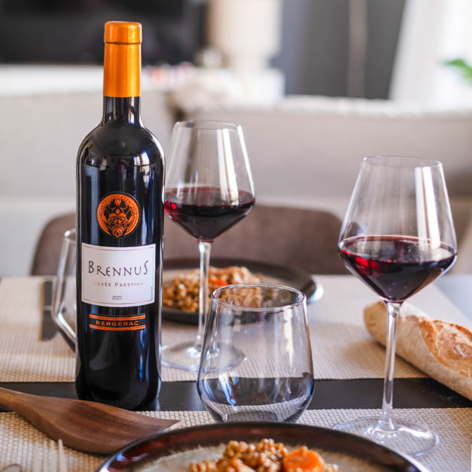 Brennus Rouge AOP Bergerac sur table avec lentilles et jarret de porc