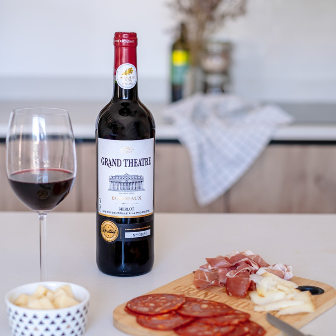 Grand Théâtre Bordeaux rouge avec planche de charcuterie