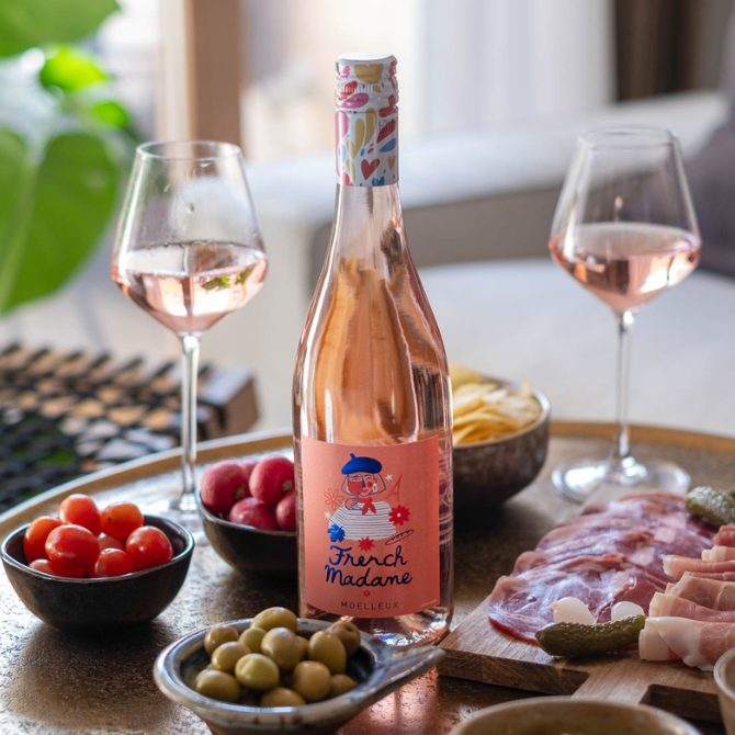 French Madame Rosé IGP Atlantique sur table d’apéritif