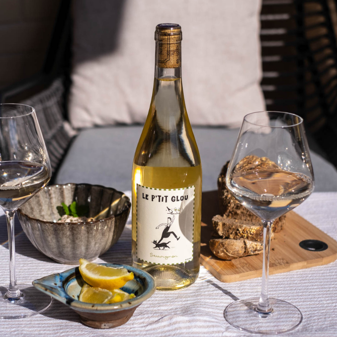 Le P’tit Glou Blanc IGP Atlantique sur table apéro avec rillettes de thon et verres de vin