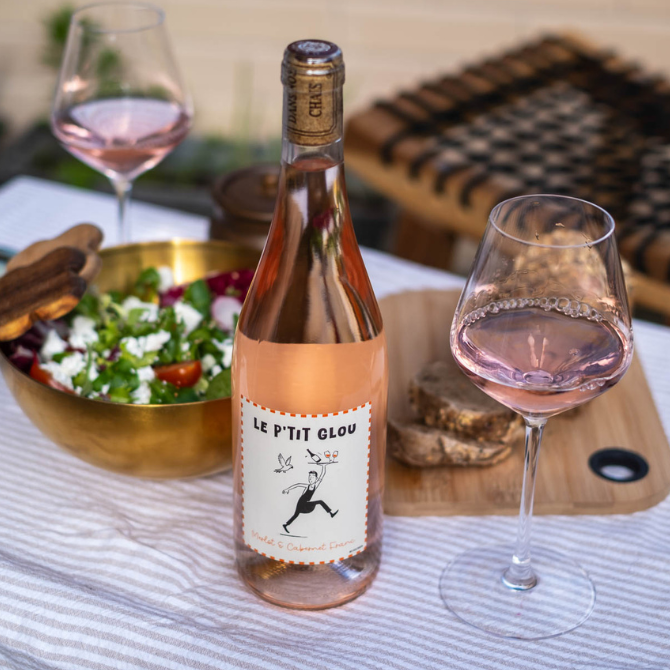 Le P’tit Glou Rosé IGP Atlantique sur table de déjeuner estival avec salade composée