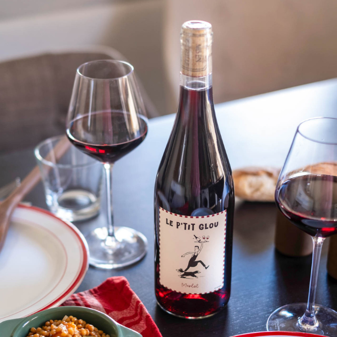 Le P’tit Glou Rouge IGP Atlantique sur table de repas avec lentilles