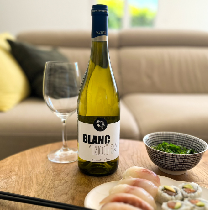 Blanc de Noirs vin blanc de noirs accompagné de sushis sur table