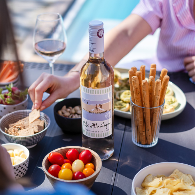 Côté Atlantique Rosé sur une table en terrasse avec apéritif estival