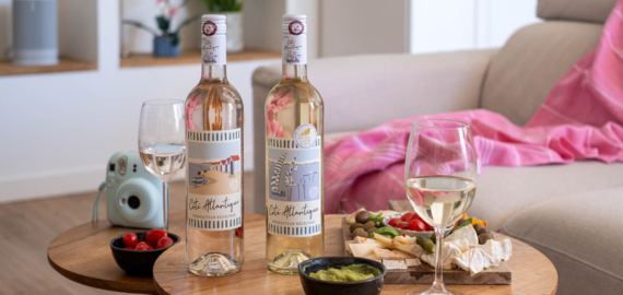 Bouteilles de vin blanc et e vin rosé sur une table d'apéro