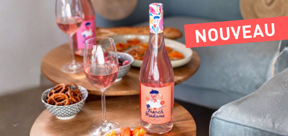 bouteille de vin rosé moelleux sur une table d'apéritif