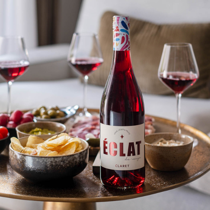 Éclat de Rouge Bordeaux Claret sur table d’apéritif