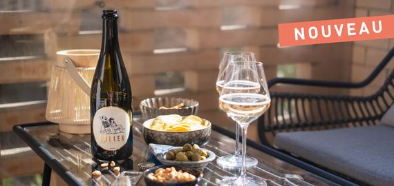 Vin pétillant Buller avec chips, cacahuètes et olives