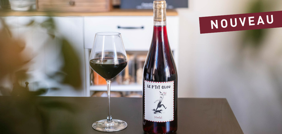 Vin rouge facile à boire Le P’tit Glou présenté sur comptoir de restaurant