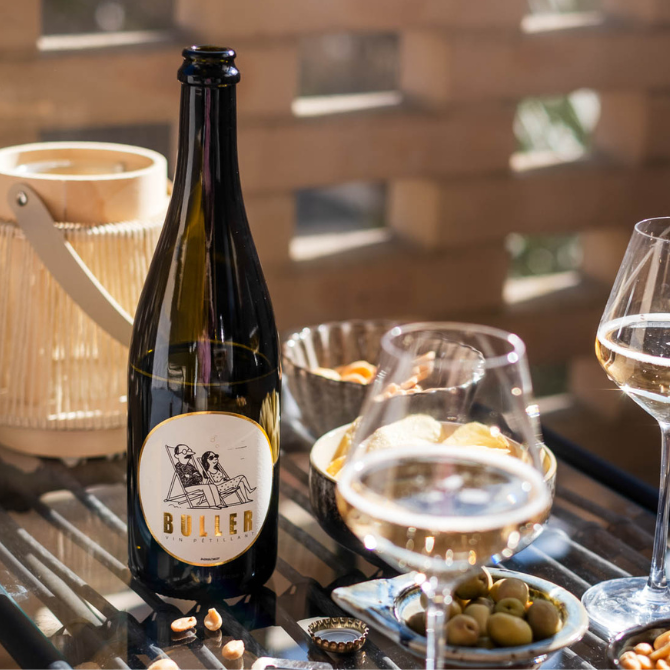 Bouteille de Buller vin blanc pétillant sur une table d’apéritif simple