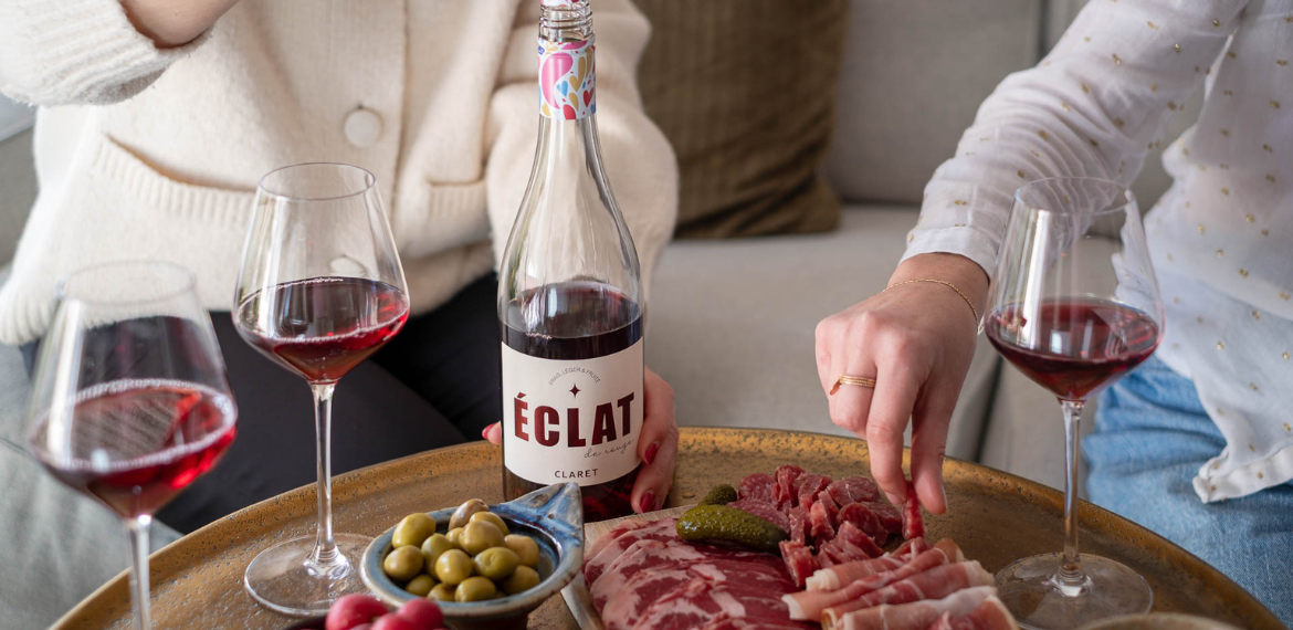Dégustation e vin rouge Clair Éclat de Rouge au cours d'un apéritif de printemps