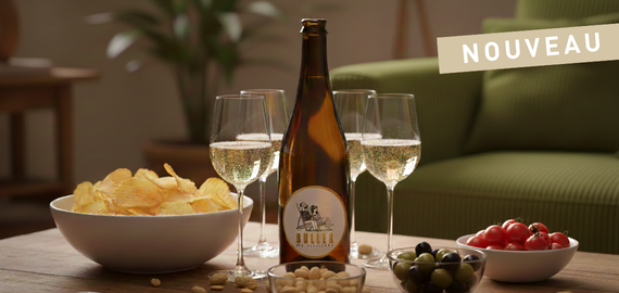 Bouteille de vin blanc pétillant Buller sur une table d’apéritif avec amuse-bouches