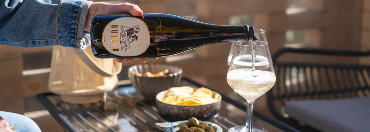 Service d’un verre de vin blanc pétillant Buller lors d’un apéritif
