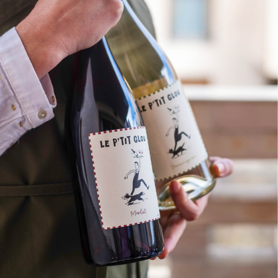 Le P’tit Glou Blanc et Rouge IGP Atlantique prêts à être servis par un serveur