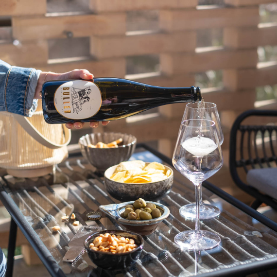 Service d’un verre de vin blanc pétillant Buller