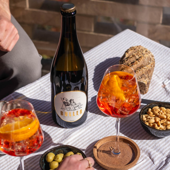 Cocktail spritz à base de vin blanc pétillant Buller sur une table d’apéritif