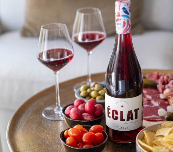 Éclat de Rouge AOP Bordeaux Claret sur table d'apéritif