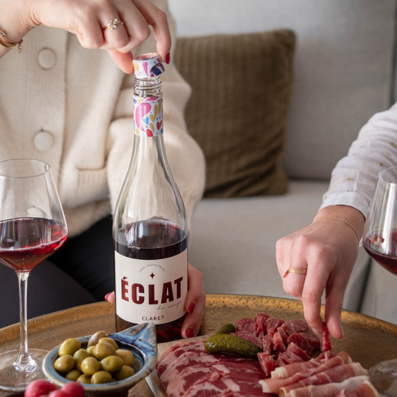 Éclat de Rouge vin rouge clair au cours d'un apéritif