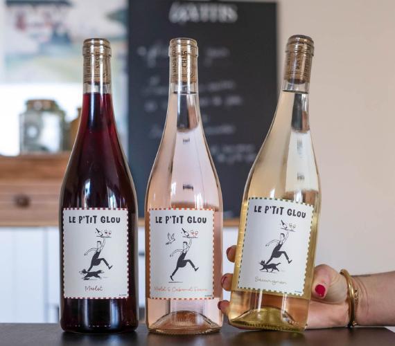 Gamme Le P’tit Glou : rouge, blanc sec et rosé posé sur un comptoir de bistrot