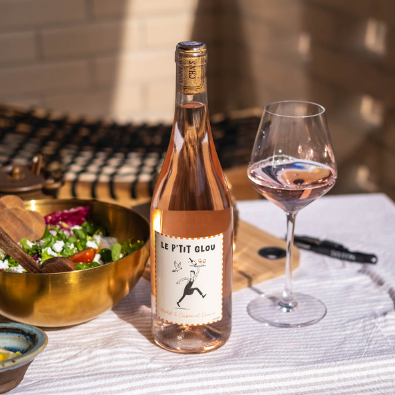 Le P’tit Glou Rosé IGP Atlantique servi avec une salade estivale