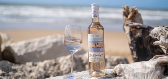 Côté Atlantique IGP Atlantique Rosé sur une plage de l'Atlantique