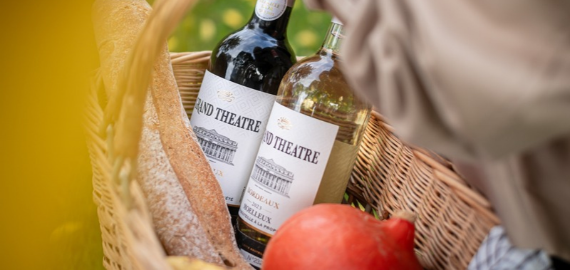 Grand Théâtre AOP Bordeaux Rouge et AOP Bordeaux Blanc Moelleux dans un panier d'automne